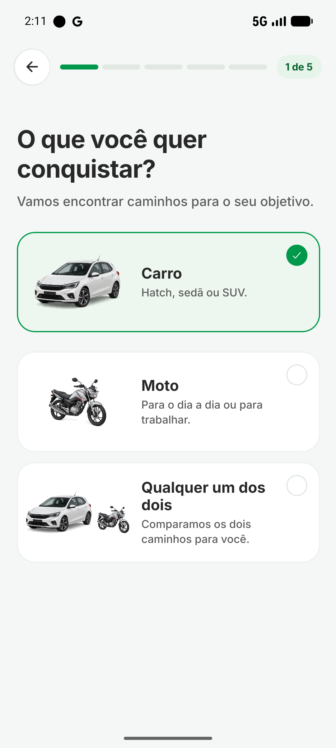 Pergunta do veículo com hatch branco pérola e moto urbana prata